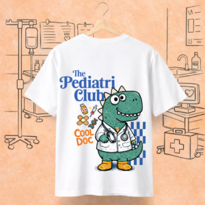 UnivCode "The Pediatri Club" serisi, beyaz premium pamuklu tişört üzerinde doktor önlüklü ve stetoskoplu karizmatik dinozor illüstrasyonu.