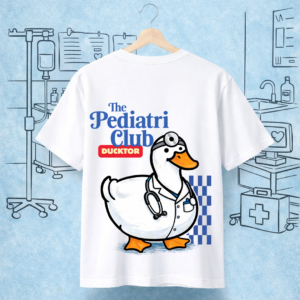 UnivCode "The Pediatri Club" serisi, beyaz premium pamuklu tişört üzerinde stetoskop ve kafa aynası takan ikonik ördek (Ducktor) tasarımı.