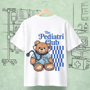UnivCode "The Pediatri Club" serisi, beyaz premium pamuklu tişört üzerinde cerrahi forma giyen ve stetoskop takan rafine ayı (Teddy) illüstrasyonu